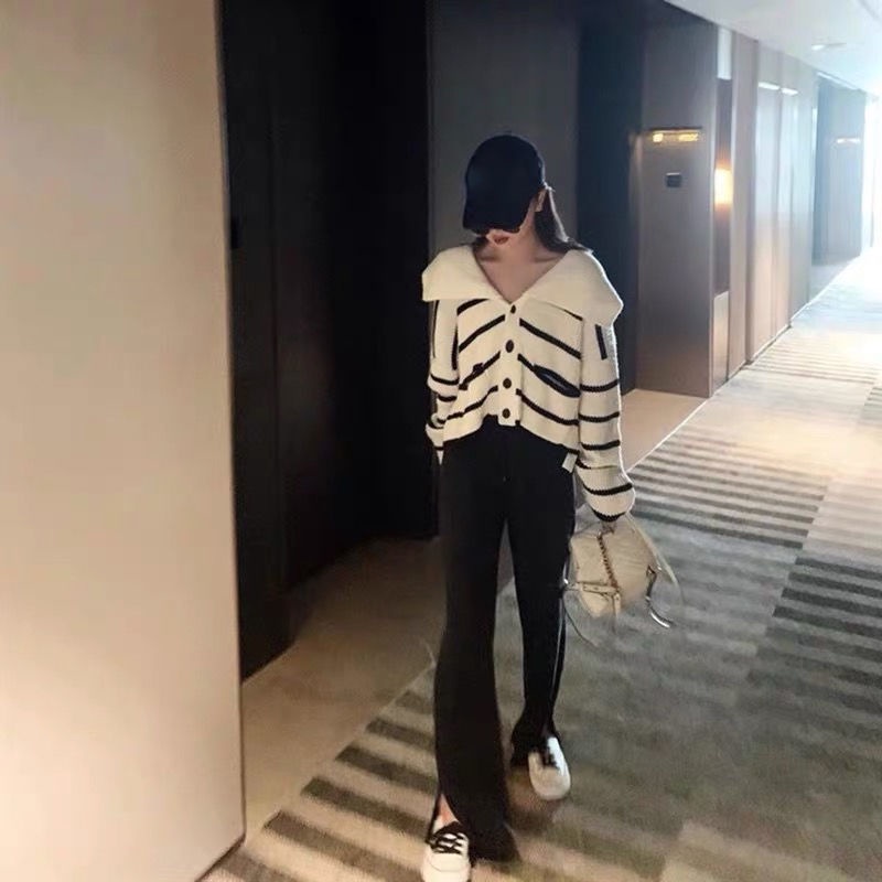 Áo Khoác Sweater Cổ Bẻ Phối Sọc Trắng Đen Phong Cách Nhật Bản Cho Nữ