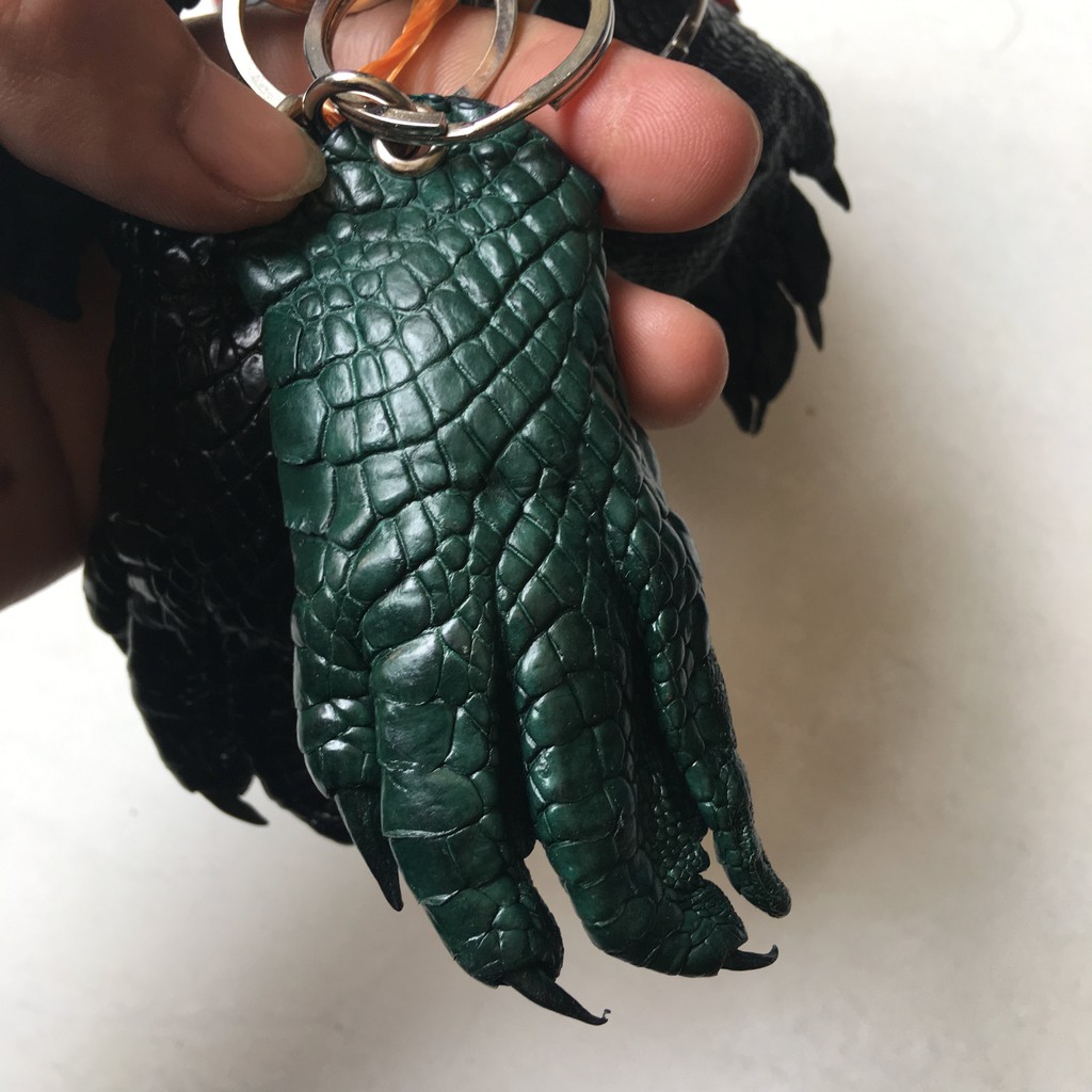 Móc khóa móng tay da cá sấu