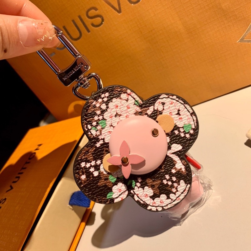 Phụ kiện túi/ móc treo thời trang thương hiệu Louis Vuitton LV hình cô bé hoa chất liệu da thật cao cấp