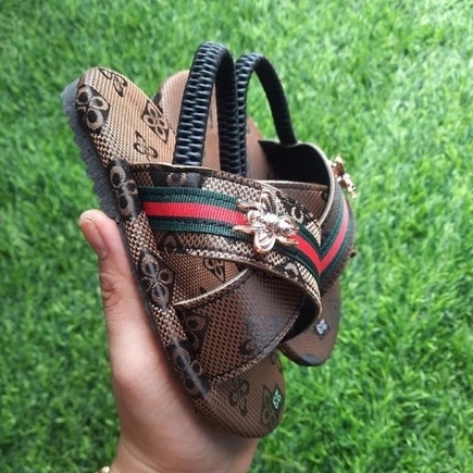 Sandal quai hậu hình con ong cho bé - chọn lên 1 size cho bé nhé các mom