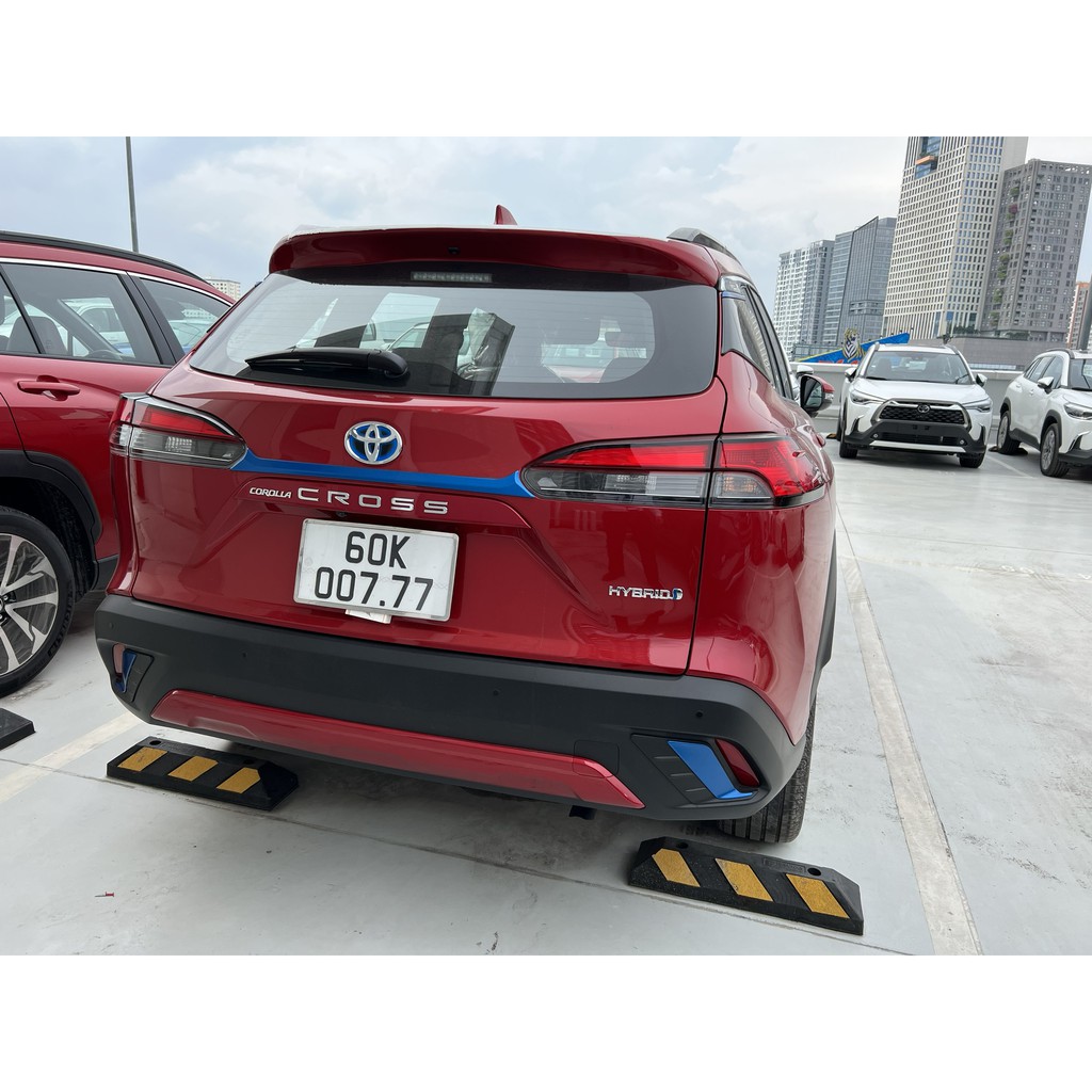 Ốp Trang trí Tay Mở cốp xe Toyota Cross 2020 2021 có 2 màu lựa chọn