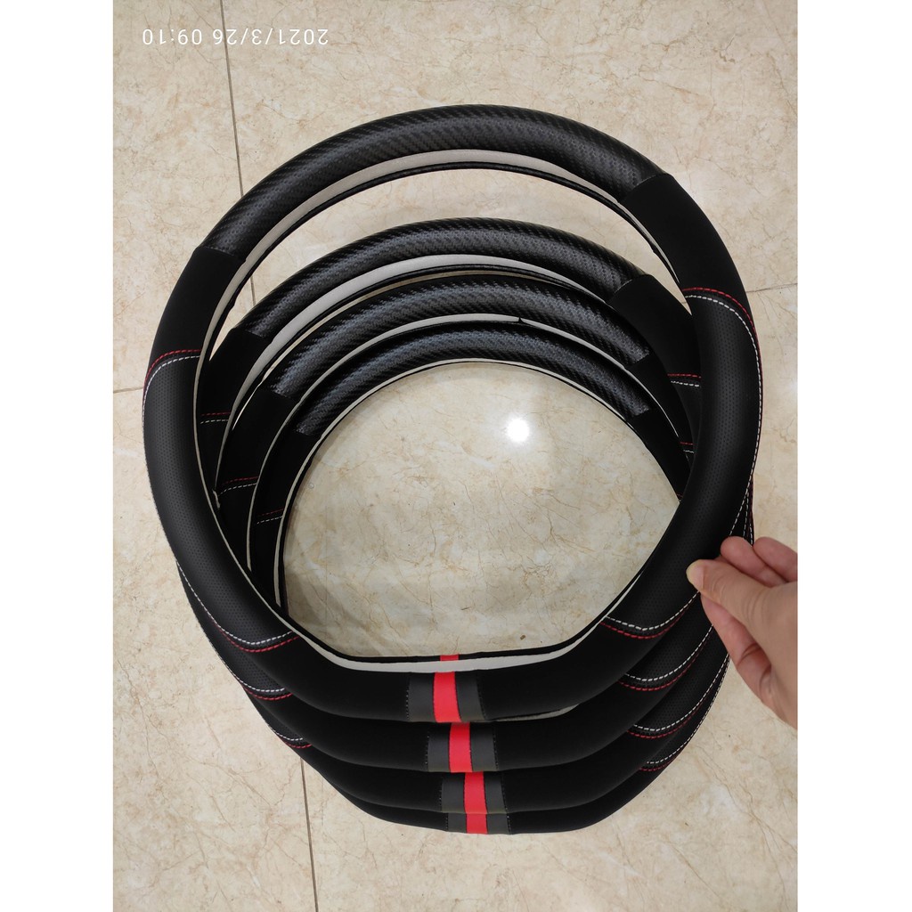 Bọc vô lăng chữ D vân carbon thể thao cao cấp.