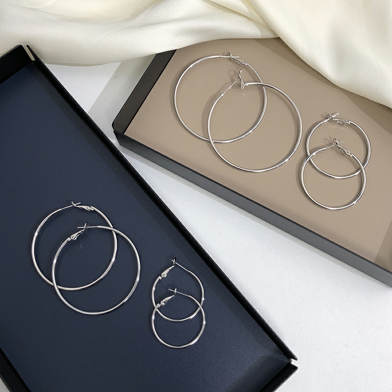 Hoa tai dáng tròn thiết kế đơn giản hợp thời trang cho nữ