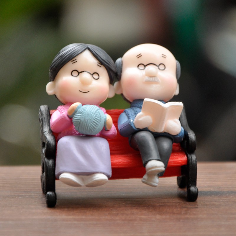 Trang trí ông bà ngồi ghế đan len