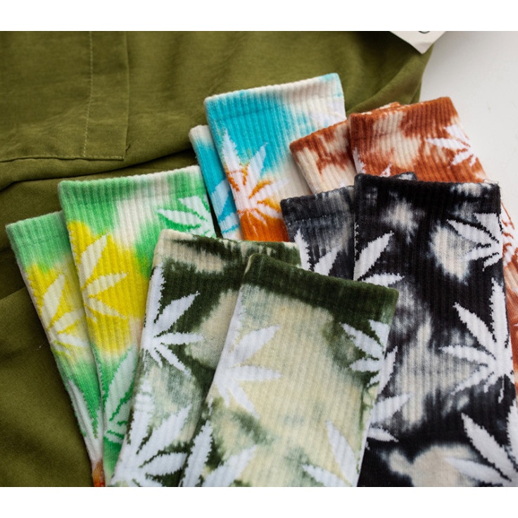 Vớ cao cổ nhiều màu hình chiếc lá phong cách thể thao, trẻ trung và năng động cho cả Nam và Nữ.