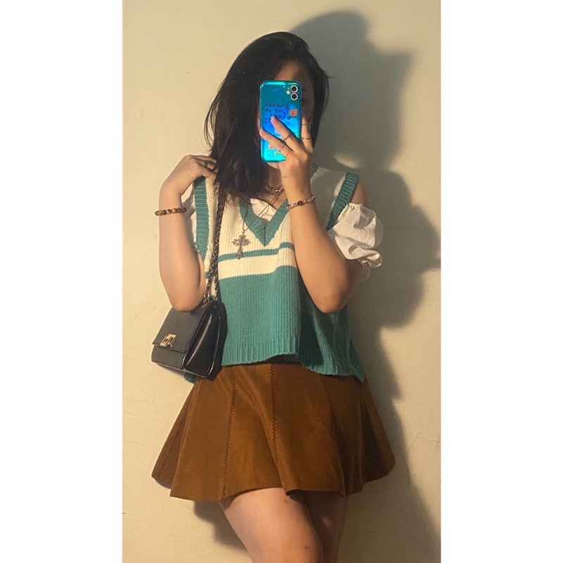 Áo gile len form croptop màu xanh ngọc phối trắng.