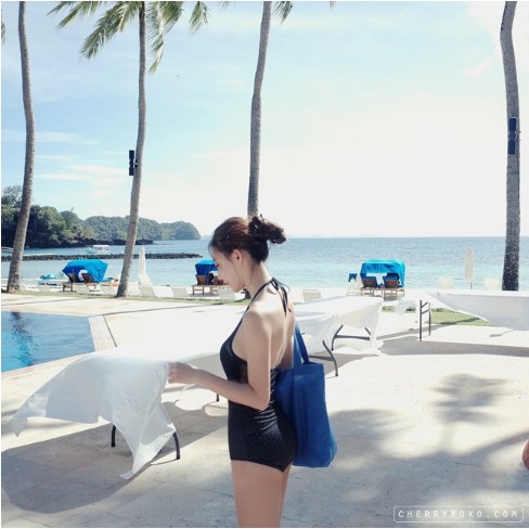 Bikini liền thân đen chấm trắng ren.