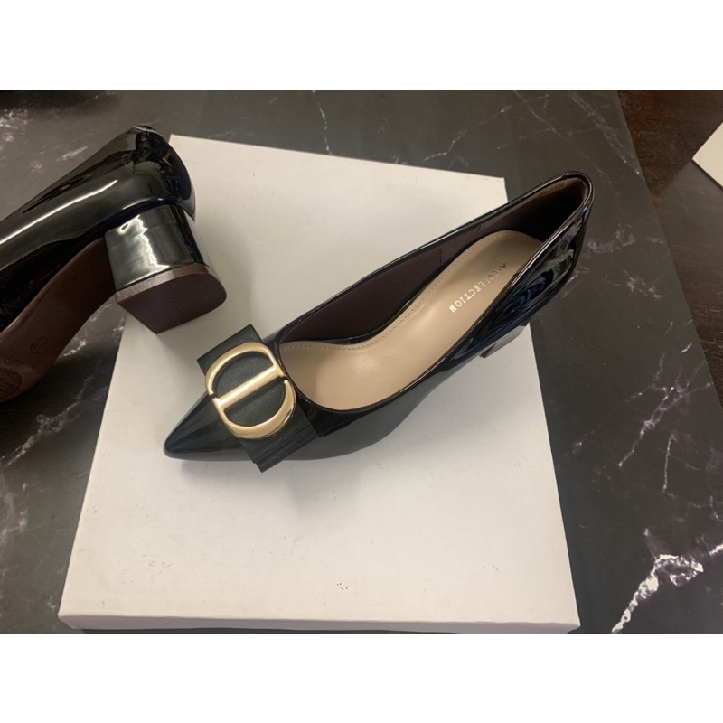 Giày mũi nhọn nơ da bóng