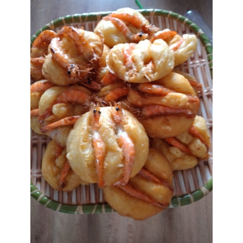 Khuân làm bánh tôm