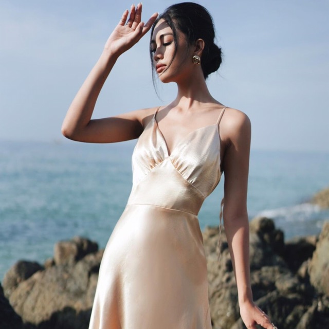 Đầm maxi hai dây cổ v lưng đổ