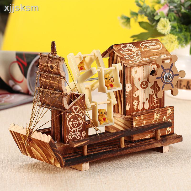 Hộp nhạc bằng gỗ hình ngôi nhà/thuyền buồm xoay tích hợp làm ống đựng bút tiện lợi