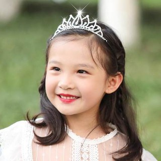 Vương niệm đội tóc cho bé gái
