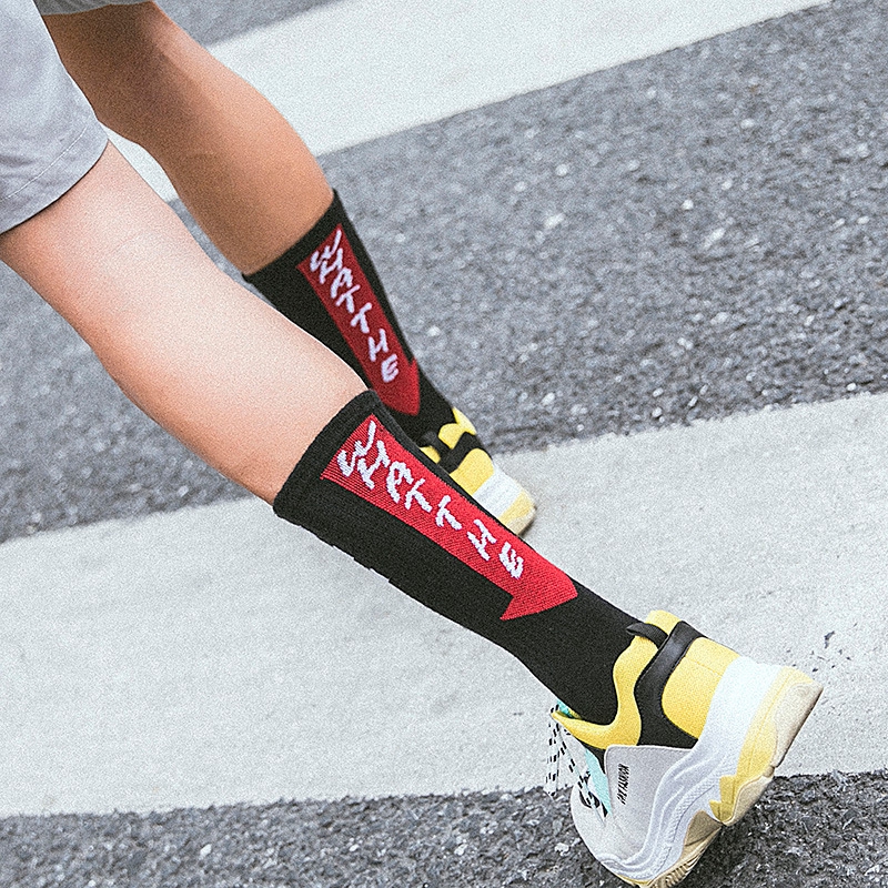 Hip Hop Men Crew Socks Fashion Black White Socks Men Cotton Striped Alphabet Streetwear Novelty Personality Skateboard Tide Sox