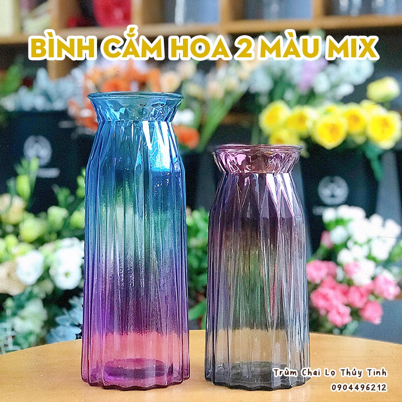 Bình cắm hoa thủy tinh 2 màu xanh tím, nổi bật cả gian phòng