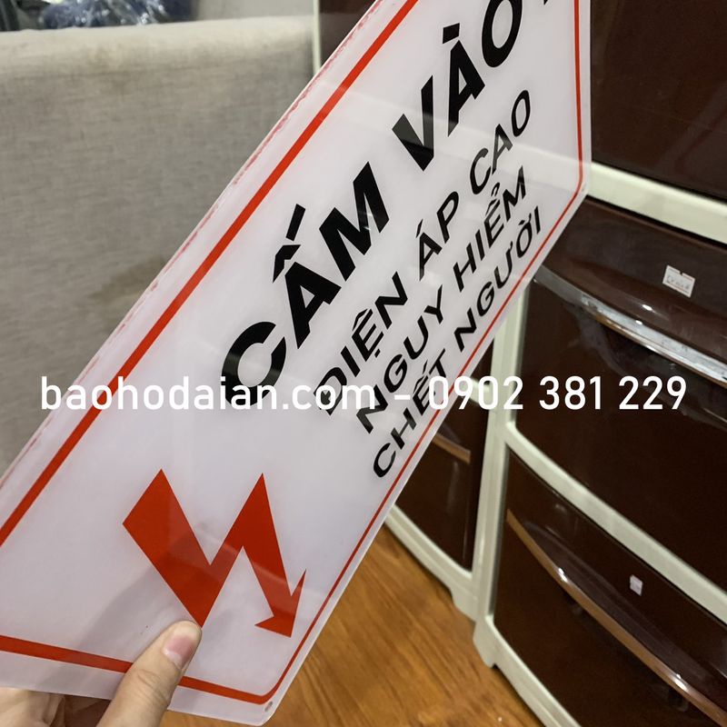 Biển báo mica Cấm vào! Điện áp cao nguy hiểm chết người - kích thước 24 x 36cm