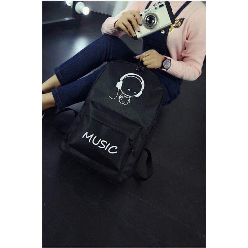 Balo học sinh nam nữ dạ quang phát sáng trong đêm