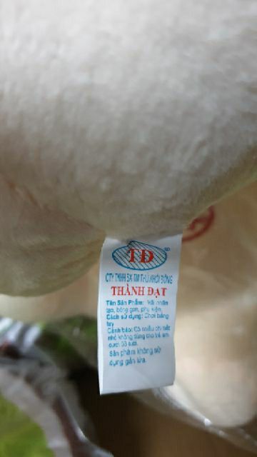 Gấu bông ôm Huggies.