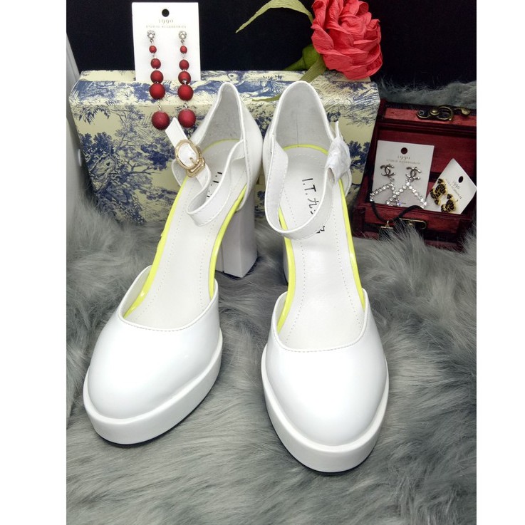Giày cao gót chất da bóng màu trắng mũi tròn, khoét eo, gót vuông cao 15 cm, mũi đúp trước cao 5 cm,có dây quanh cổ chân