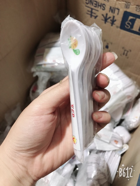 Thìa bột cho bé 1bich 10c