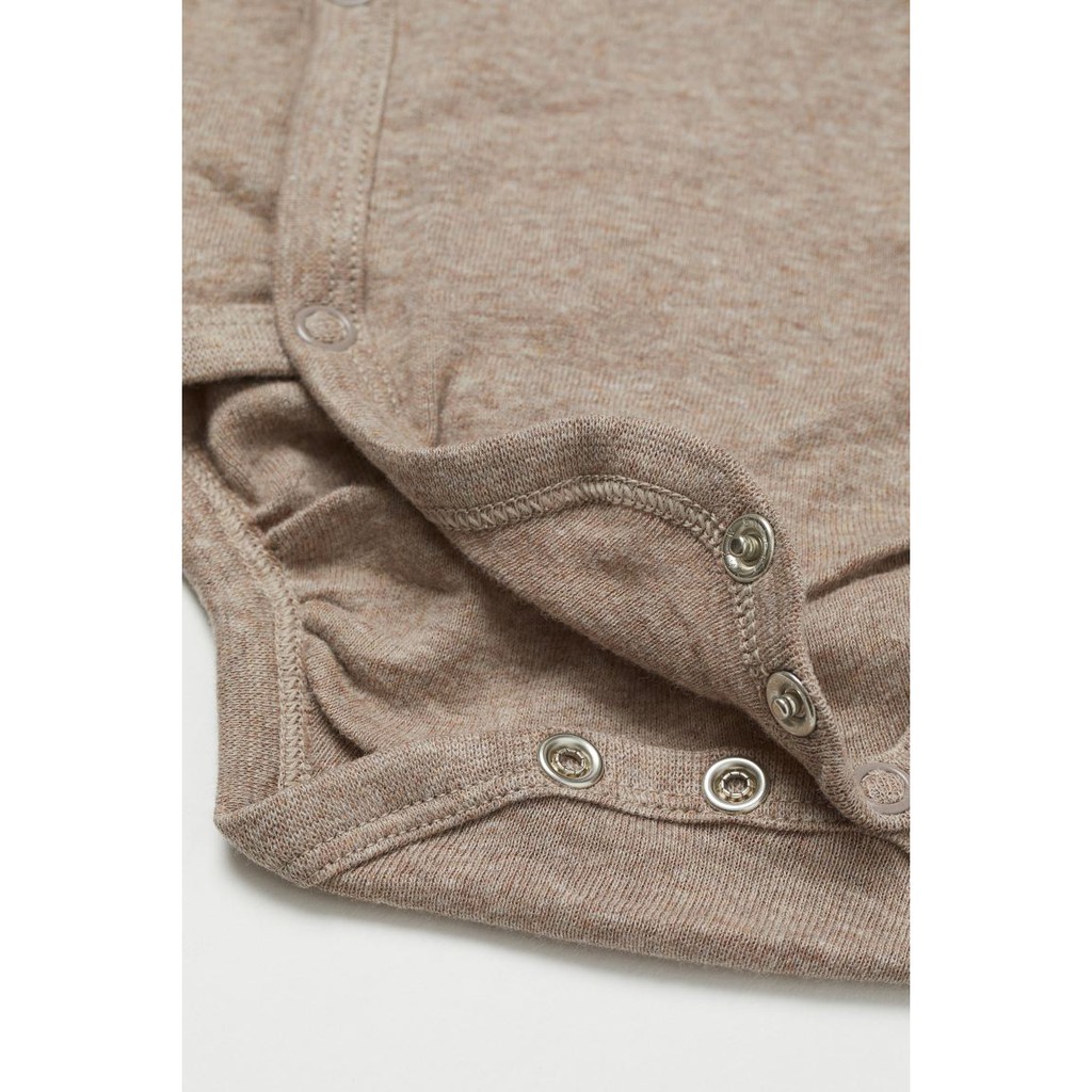 Tách lẻ 1 bodysuit HM H&amp;M tông màu beige sz 2-4 tháng_hàng chính hãng