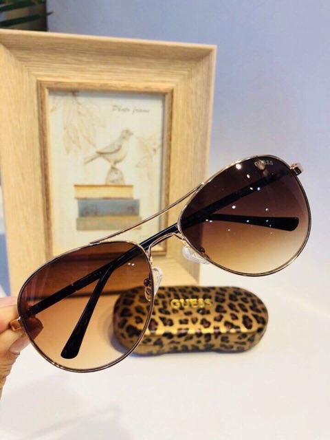 Kính mát Guess