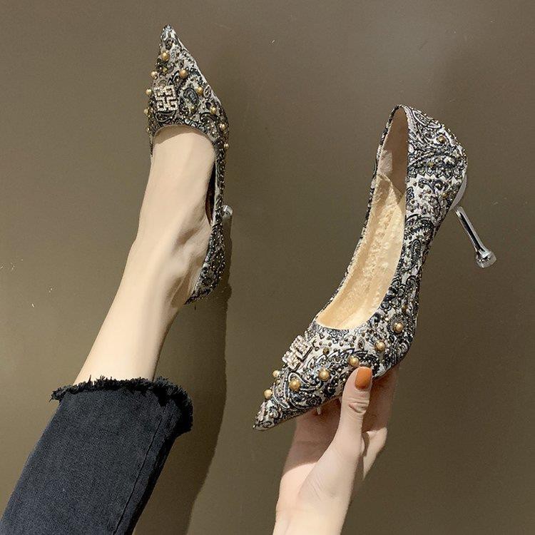 Giày cao gót họa tiết thêu phong cách Trung Hoa thời trang mùa đông cho nữ 2023