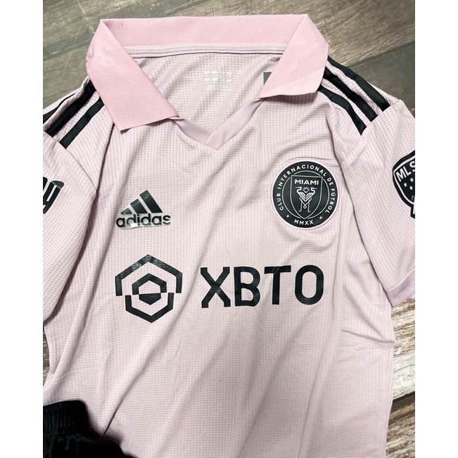 Set bộ quần áo thể thao bóng đá vải gai thái clb miami áo hồng quần đen 2022
