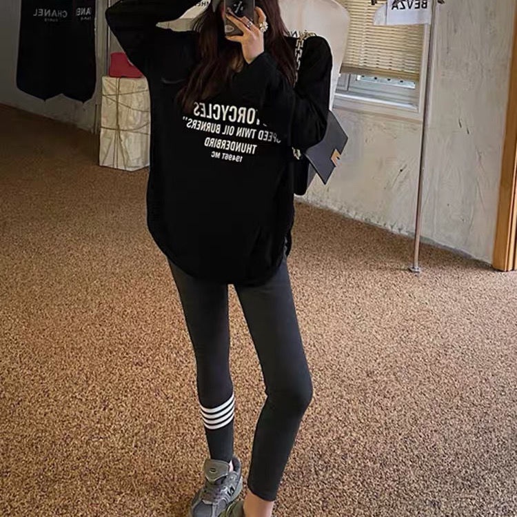 Áo thun COZOK tay dài dáng rộng xẻ tà in chữ phong cách Hàn Quốc