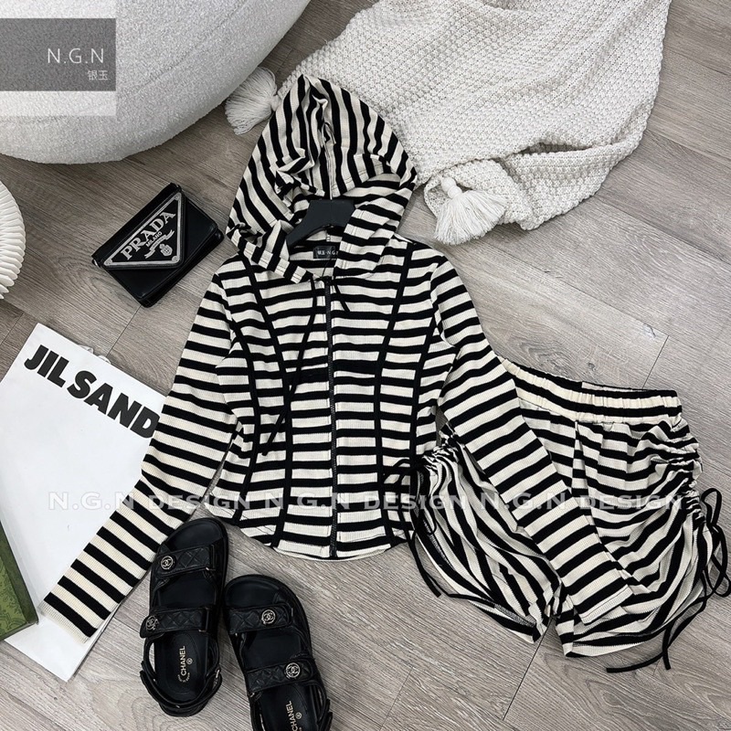 Set Bộ Sọc Thể Thao Khoá Kéo Áo Croptop Ôm Tay Ngắn Có Nón Kèm Short Loe Mặc Nhà Đi Chơi