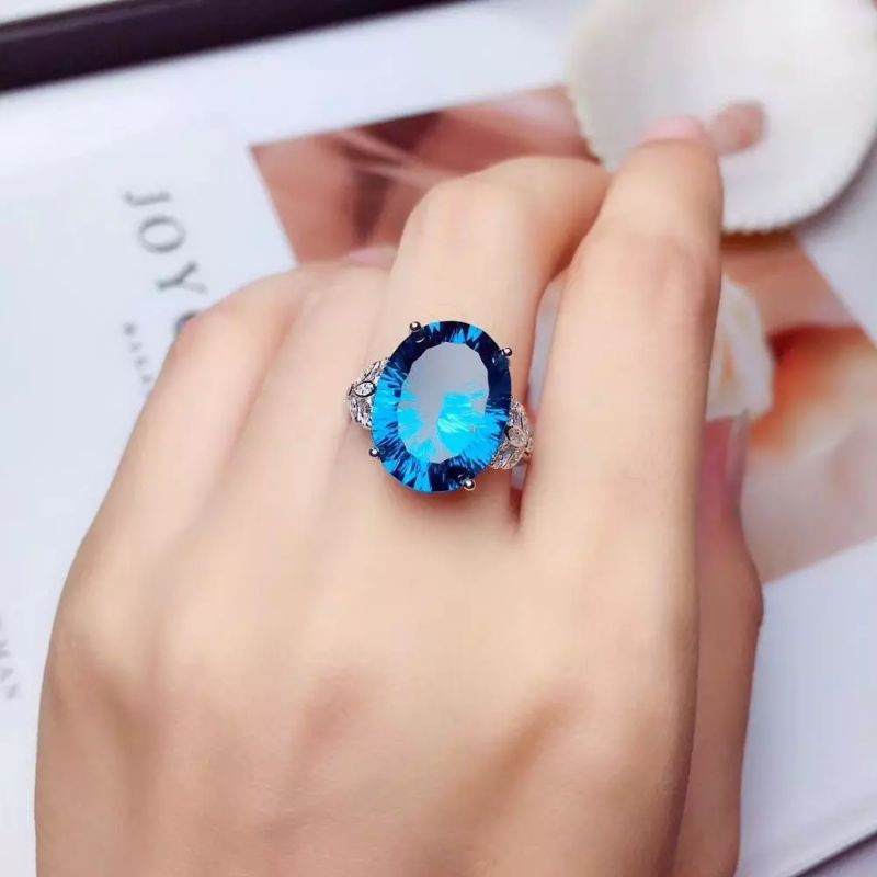 Nhẫn mặt đá Topaz xanh nhẹ.