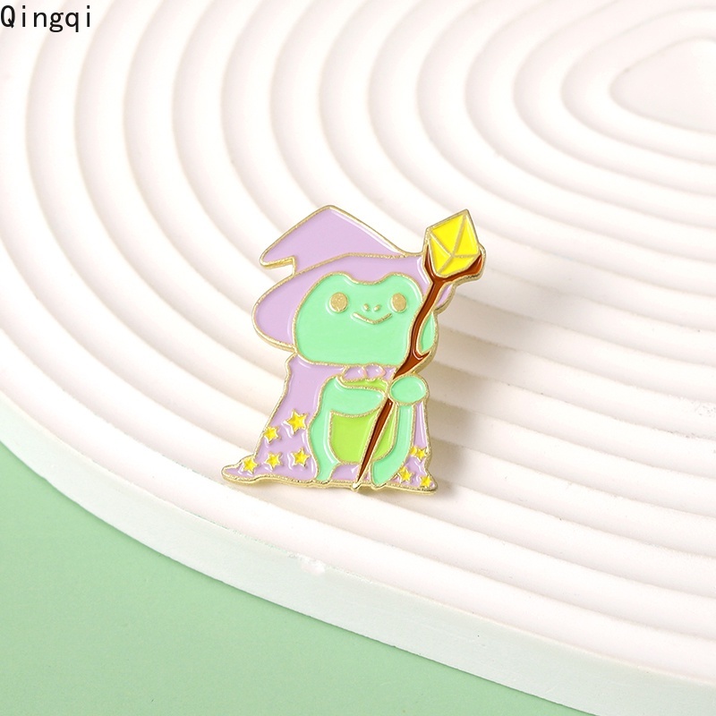 Ghim cài áo Miss Zoe hình ếch phù thủy hoạt hình dễ thương