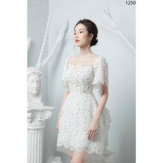 Đầm ren cổ vuông dự tiệc rất sang