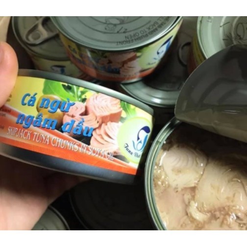 Cá ngừ vằn và cá bò ngâm dầu đóng hộp không tem, móp