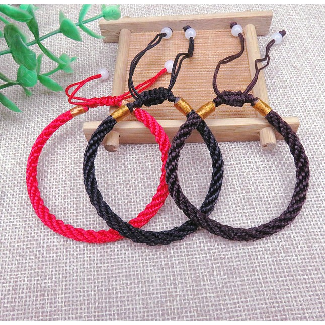 combo 3 Vòng đeo tay phong thủy 3 màu như hình nhe các bạn. Giá 40k/3 chiếc vòng đeo tay. hàng luôn có sẵn.
