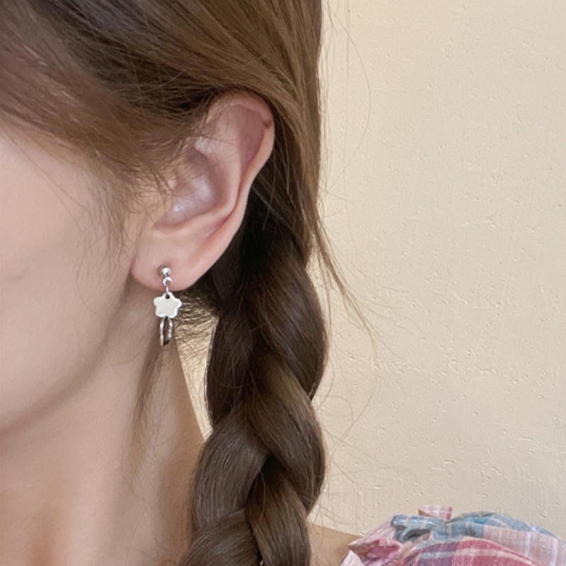 Bông Tai Hình Hoa Nhỏ Dáng Ngắn Màu Bạc Xinh Xắn Thời Trang Cho Nữ