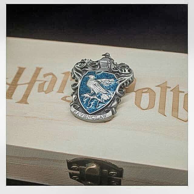 Huy hiệu pin cài áo Hogwarts - Harry Potter