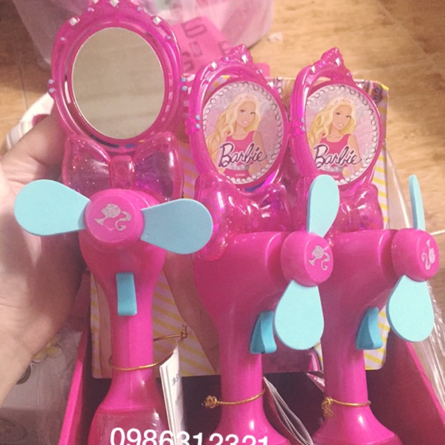 Quạt Barbie có gương và kẹo cho bé