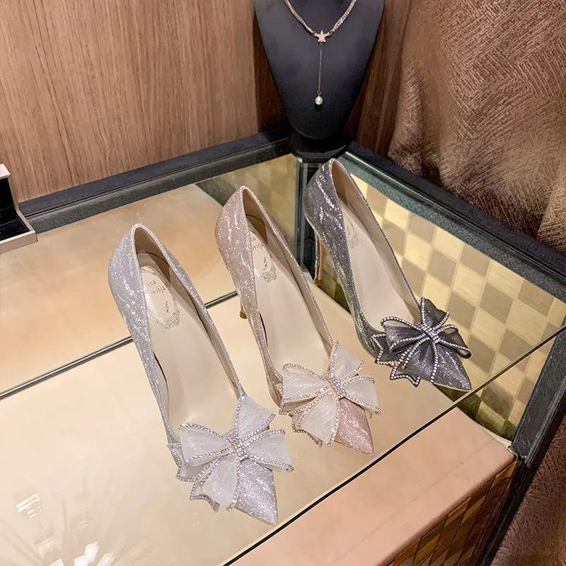 Giày cao gót đính kim cương giả sang trọng cho cô dâu