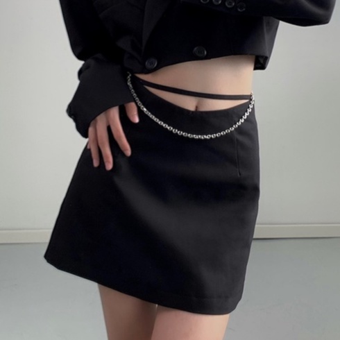 Chân váy nữ Kaylar Skirt màu đen dáng ngắn, chất liệu dày dặn, kèm dây xích - Uni By Heart