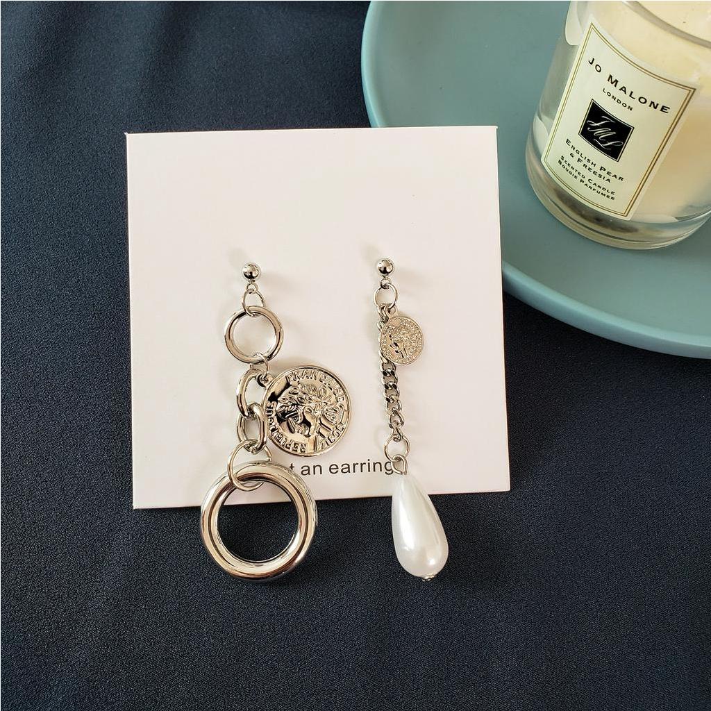 Khuyên tai 22642 hình tròn khắc chân dung phối ngọc trai phong cách bất đối xứng Nhật Hàn