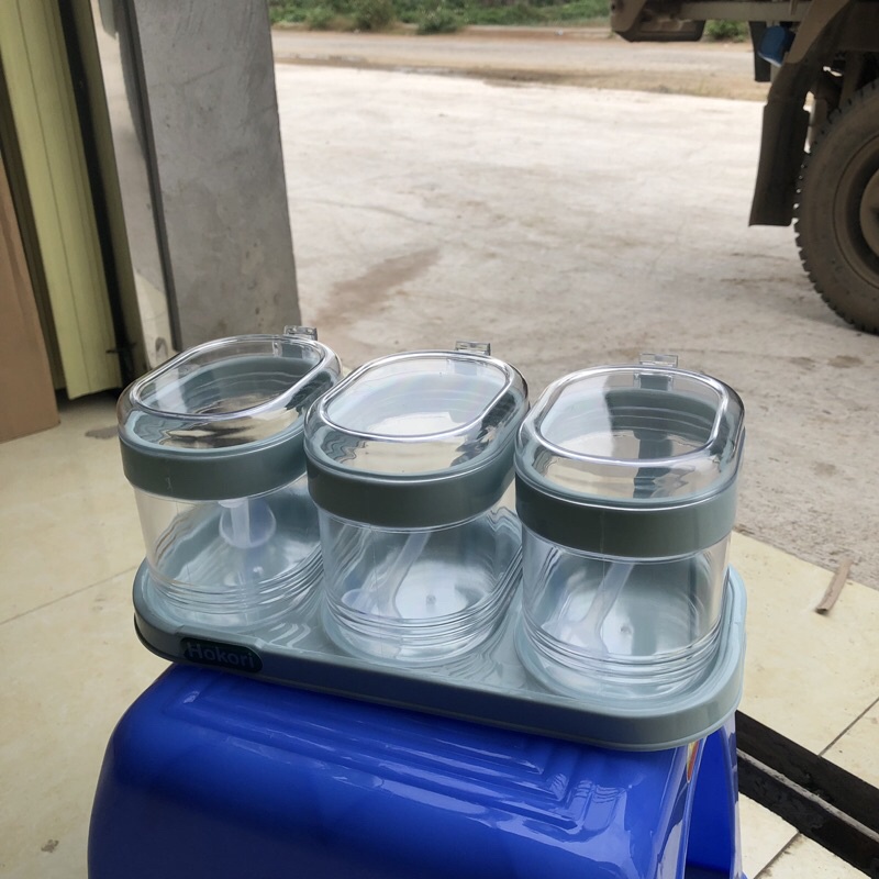 Set 3 hũ đựng gia vị HOKORI nhựa trắng trong suốt kèm muỗng 2936