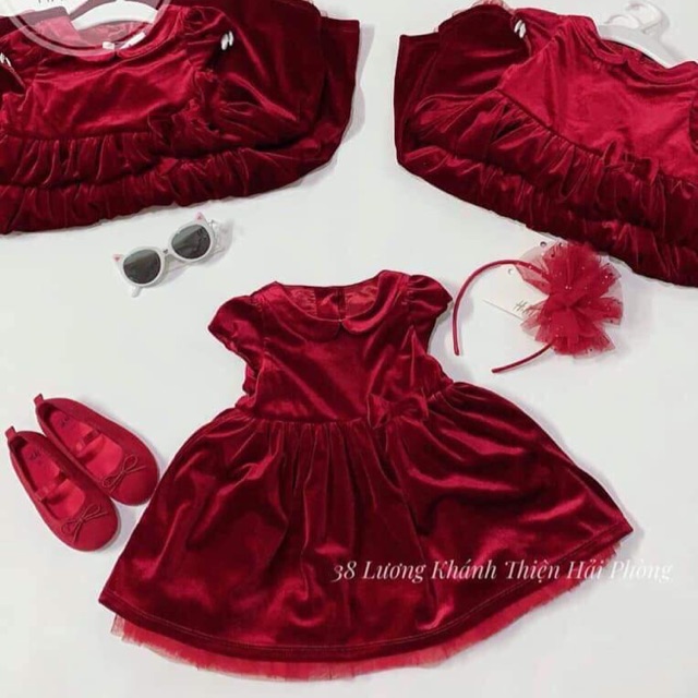 Váy nhung đỏ cổ se