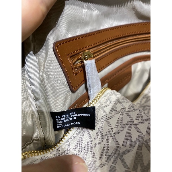 -Balo form vuông  MiK Rhea backpack--kem chữ nâu sang trọng