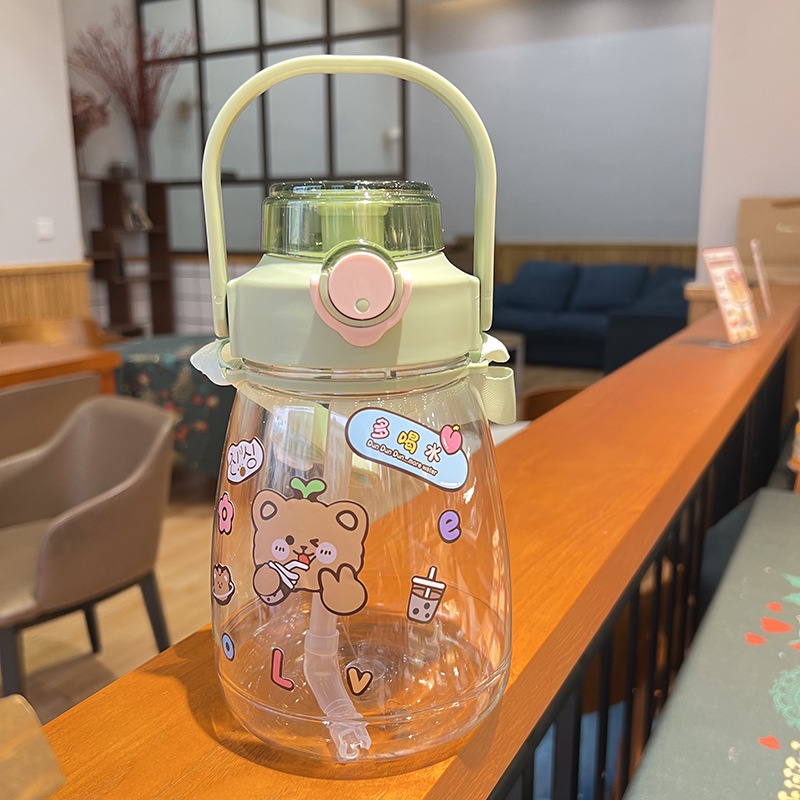 Bình nước 1,3L Bình đựng nước cute chịu nhiệt tốt và ống hút, quai đeo chéo tiện lợi