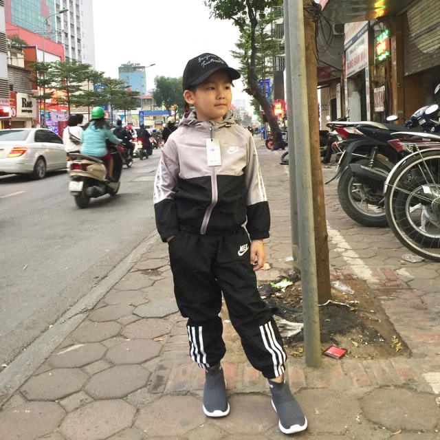 Bộ gió thể thao cho bé trai. Chất gió siêu nhẹ có lót lưới bên trong. Rất phù hợp cho thời tiết đầu mùa