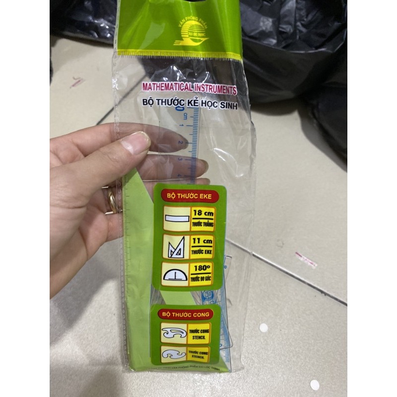 1 bộ thước kẻ , thước bộ