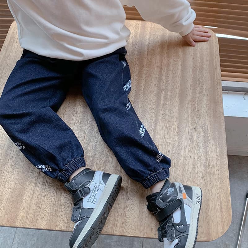 Quần jeans chữ 02.2210