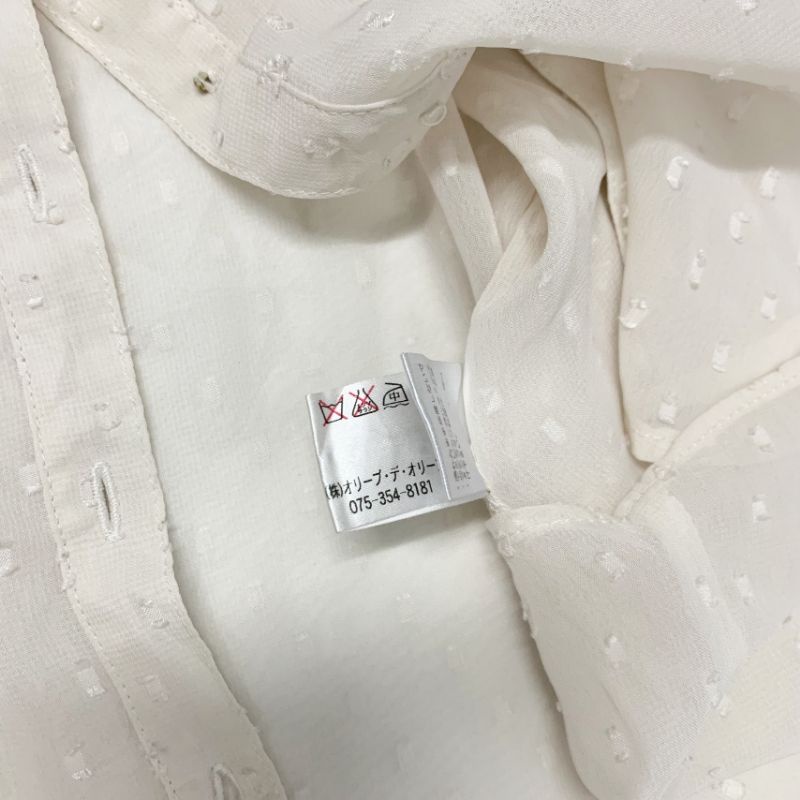 Áo sơ mi cổ sen màu trắng ngà ngắn tay vintage