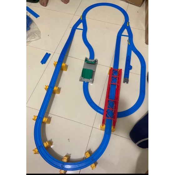 Ray cầu Takara Tomy cho tàu Tomy chạy với chặn dừng và nhiều điểm rẽ nhánh