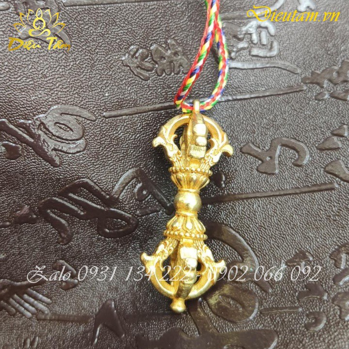 Mặt dây chùy kim cang đeo có kèm dây chỉ ngũ sắc có hộp